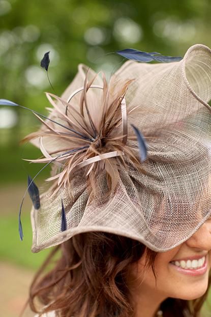 Get inspired for this year's race with a look at some amazing Derby hats Diy Derby Fascinator, Diy Kentucky Derby Hat, Kentucky Derby Women, Derby Hats Diy, Kentucky Derby Themed Party, 70s Fashion Pictures, Ky Derby, Derby Hats Fascinators, Derby Fascinator