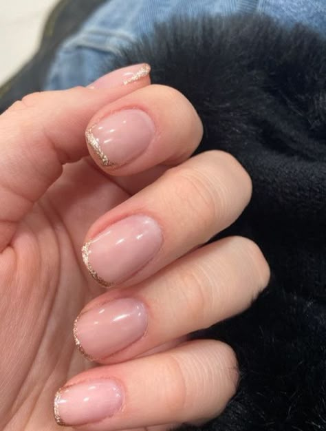 21 Trendy Micro French Nails For Chic & Delicate Nail Art Micro French Manicure Color, Micro French Manicure Short Nails, French Toe Nail Designs, Micro French Manicure, Micro French Nails, Delicate Nail Art, French Manicure Short Nails, French Toe Nails, Manicure Colors