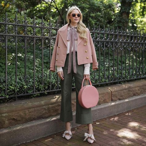 Jeans Rosa, Look Rose, Look Formal, Bow Shoes, Green Outfit, Street Style Inspiration, 가을 패션, Look Casual, Looks Style