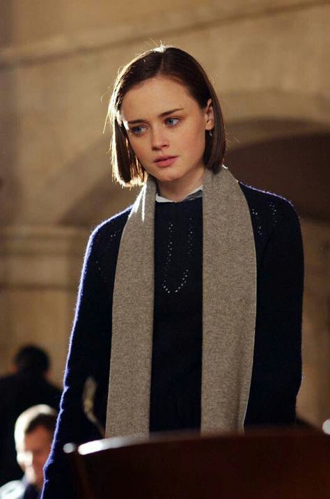 Rory Gilmore's bob haircut and natural make-up is spot on. #hairgoals Gilmore Hairstyles, Rory Gilmore Hair, Emily Richards, Rory Gilmore Style, Gilmore Girls Characters, Gilmore Girls Fashion, Alexis Bledel, I Love Cinema, Pitch Perfect