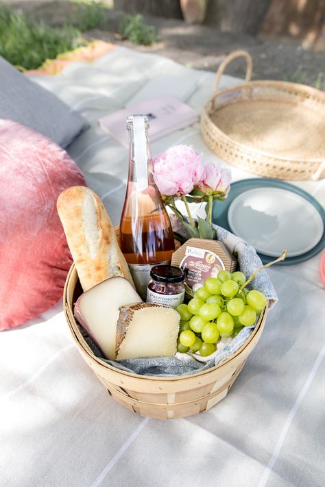 Cheese And Wine, Bread Cheese, Picnic Inspiration, Romantic Picnics, Picnic Date, Sous Chef, Fruit Dip, Perfect Picnic, Picnic Time