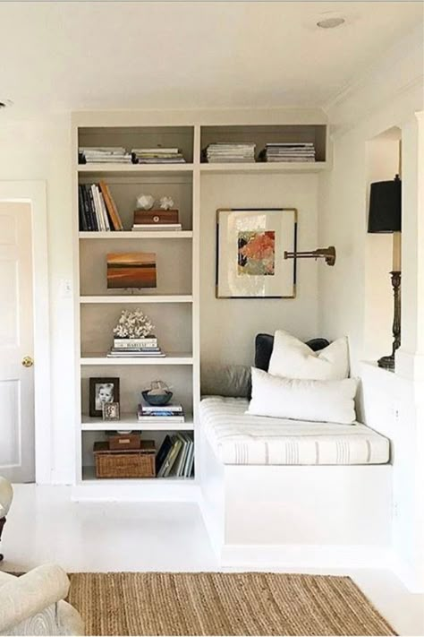 Comfy Interior Design, Book Shelves Living Room, Interior Design Closet, Living Room Modern Farmhouse, Yellow Kids Rooms, Built In Daybed, Shelves Living Room, Design Closet, Built In Bookshelves