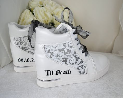 Lace Wedding Shoes, Shoes For Wedding, Wedge Trainers, Bridal Pumps, Veil Accessories, Style Converse, Wedding Sneakers, Wedding Pumps, Wedding Shoes Lace