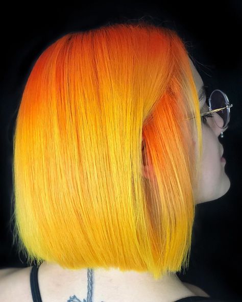 Yellow Hair Ideas, Color Melt Hair, Neon Yellow Hair, Color Melting Hair, Short Hair Bob, 2 Hair Color, Yellow Hair Color, Half And Half Hair, Color Melt