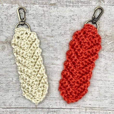 Karis Keychain - Free Pattern - Through The Loop Yarn Craft Crochet Keychain Pattern Free, Keychain Crochet Pattern, Wristlet Patterns, V Stitch Crochet, Keychain Aesthetic, Crochet Snood, Keychain Designs, Keychain Pattern, Keychain Crochet