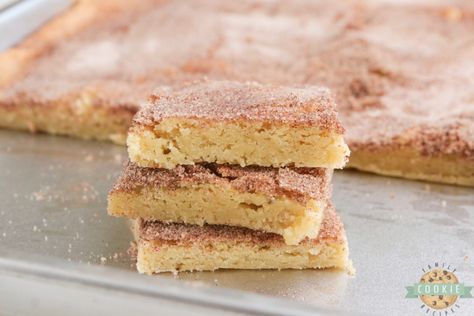 Snickerdoodle Blondies Recipe, Snickerdoodle Blondies, Snickerdoodle Cookies Easy, Snickerdoodle Bars, Pan Cookies, Snickerdoodle Recipe, Blondies Recipe, Sugar Cookie Bars, Best Sugar Cookies