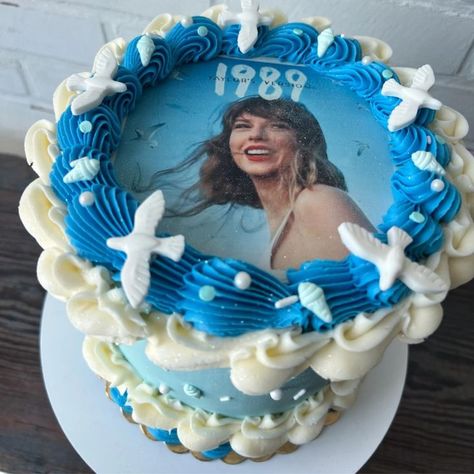 Swiftie Party, Taylor Swift Cake, Taylor Swift Birthday Party Ideas, Taylor Swift Birthday, Cute Water Bottles, Fun Desserts, Singers, Birthday Parties, Water Bottles