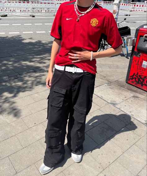 Bloke Core Manchester United, Man United Jersey Outfit, Manchester United Outfit, Red Polo Shirt Outfit Men, Polo Shirt Outfit Men Street Styles, Red Polo Shirt Outfit, Retro Manchester United, Red Shirt Outfits, Polo Shirt Outfit Men