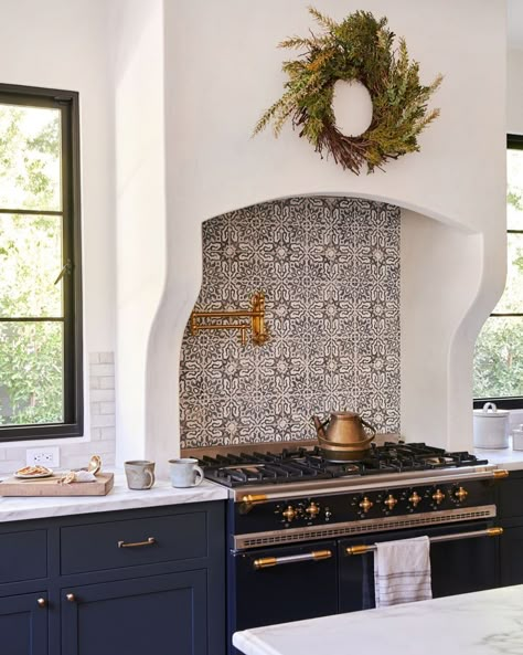 Spanish Style Kitchen, Mediterranean Style Homes, Spanish Style Home, Casas Coloniales, Tropical Home Decor, Mediterranean Decor, Spanish Style Homes, Classic Kitchen, Spanish Revival