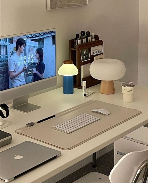 Workspace Aesthetic Desk, Imac Workspace, Desk Decor Minimalist, Imac Setup, Workspace Aesthetic, Imac Desk Setup, Desk Inspiration, Desk Makeover, Dekorasi Kamar Tidur