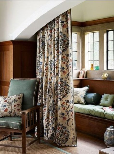 Victorian Chairs, Grandmillenial Style, Bed Curtains, World Of Interiors, Casas De Ensueño, Interior Design Trends, Decoration Design, William Morris, Cottage Style