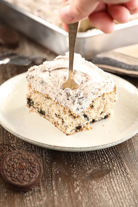 If you’ve been following the blog for any period of time, you’re aware of my love for all things OREO.  From my classic OREO Delight to OREO Icebox Cake to No-Churn OREO Ice Cream to OREO Pound Cake to Easiest OREO Cheesecake to OREO Chewies.  And that’s not all of them.  | Southern Bite Full Sheet Cake, Oreo Delight, Recipe Cookies, Cookies And Cream Cake, Oreo Ice Cream, Boxed Cake, Sheet Cake Recipes, Icebox Cake, Oreo Cookie