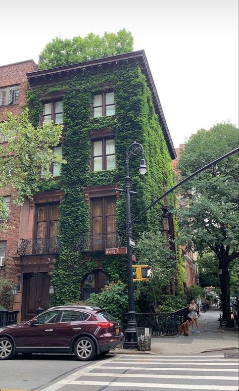 New York aesthetic Nyc Home Exterior, Brownstone Apartment Interior, City Home Exterior, Brownstone Staircase, Nyc Apartment Exterior, Apartment Complex Exterior, New York Apartment Aesthetic, Brownstone Interiors, Nyc Brownstone