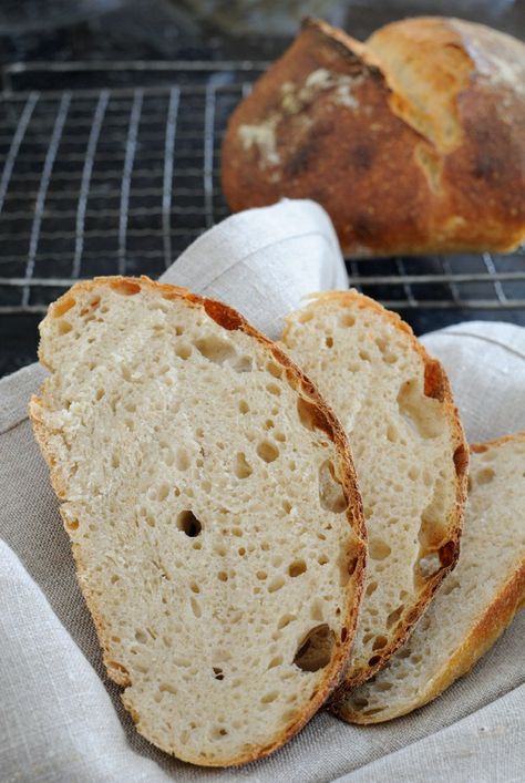 Pao Alentejano Bread Bread Sourdough Recipe, Portuguese Pastry, Portuguese Breakfast, Portuguese Bread, Portuguese Sweet Bread, Sourdough Recipe, Bread Sourdough, White Bread Recipe, Portuguese Food