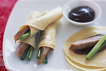 peking duck pancakes recipe ; i'm so making it today just wish me luck...lol ;p Peking Duck Pancakes, Peking Duck Recipe, Duck Pancakes, Pancake Roll, Almond Chicken, Peking Duck, Duck Recipes, Braised Chicken, Chicken Wing Recipes