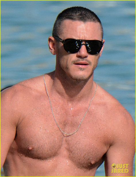 Luke Evans Body, Luke Evans Actor, Male Art Model, Shirtless Actors, Jean Smart, Luke Evans, Mykonos Greece, Keith Urban, Shirtless Men