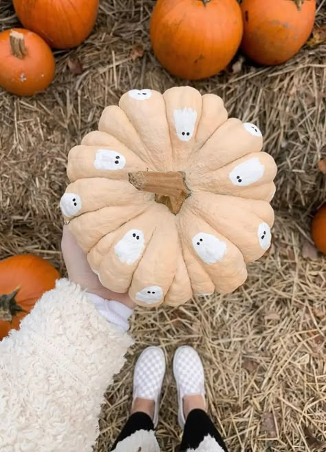 Cute Painted Pumpkin Ideas, Fall Pumpkins Painting, Pumpkin Painting Party, Halloween Pumpkin Crafts, Creative Pumpkin Painting, Cute Pumpkin Carving, Creative Pumpkin Decorating, Pumpkin Contest, Pumpkin Painting Ideas