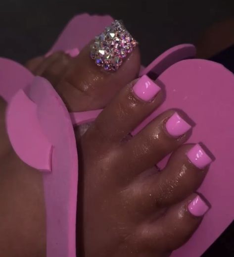 Pink And Silver Glitter Nails Acrylic, Pink Toes With Rhinestones, Pink Acrylic Toe Nails, Pink Gel Toes, Cute Toes Nails, Toe Nail Designs Pink, Pink Toes Nails, Pink Toe Nails With Design, Acrylic Toes Black Women