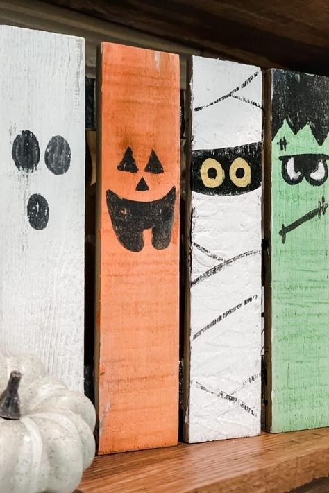 What’s better than a DIY Halloween sign?! A CHEAP DIY Halloween sign!! There are lots of Halloween DIYs here on the blog which include a cute painting of a ghost, a pumpkin face, and Frankenstein. #DIYHalloweenDecors #HalloweenDecorations #DIY Halloween Pallet Projects, Diy Halloween Porch, Halloween Signs Diy, Pallet Halloween, Cheap Halloween Diy, Fun Diy Halloween Decorations, Porch Diy, Halloween Yard Signs, Halloween Porch Sign