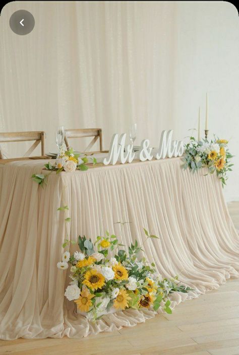 Sunflower Sweetheart Table Wedding, Sweetheart Table Ideas, Sunflower Wedding Ideas, Tulle Table Runner, Main Table Wedding, Sunflower Wedding Decorations, Tulle Table, Vintage Wedding Decor, Sunflower Themed Wedding