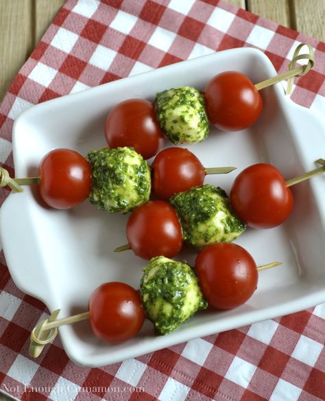 Tomato, Pesto and Mozzarella Skewers Mozarella Balls, Mozzarella Skewers, Pesto And Mozzarella, Tomato Skewers, Tapenade Recipe, Cinnamon Recipes, Tomato Pesto, Cherry Tomato, Starters Recipes