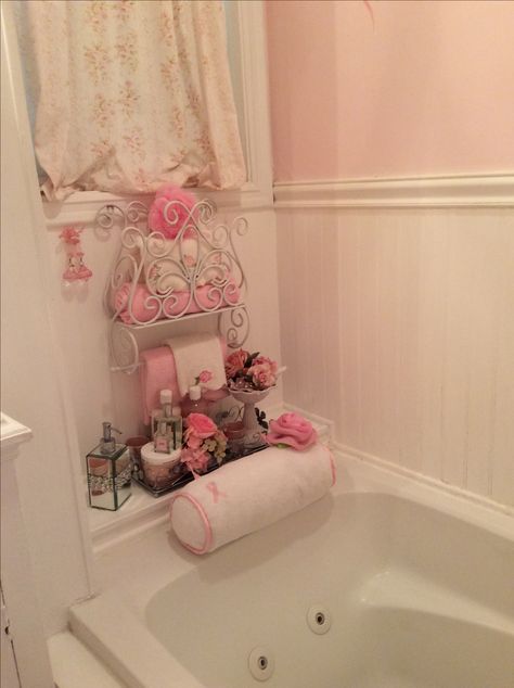 Pink Bathroom Decor Apartment, Pastel Pink Bathroom Aesthetic, White And Pink Bathroom Ideas, Coquette Restroom, Bathroom Ideas Pink And White, Pink Coquette Bathroom, Pink Themed Bathroom, Pink Girly Bathroom, Cutecore Bathroom