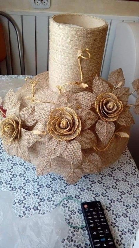 Burlap Crafts Diy, Jute Twine Crafts, Jute Flowers, Twine Crafts, String Crafts, Jute Crafts, Rope Crafts Diy, Vase Crafts, Burlap Crafts