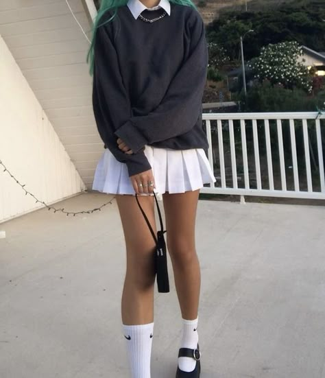 Black Tennis Skirt Outfit, White Tennis Skirt Outfit, Vinter Mode Outfits, Tennis Skirt Outfits, Crewneck Outfit, Skirt Outfits Aesthetic, White Skirt Outfits, Black Tennis Skirt, Black Skirt Outfits