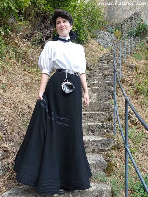 The Edwardian shirtwaist costume was a practical everyday attire: It consisted of a tailored wool skirt and a separate shirtwaist blouse. Old Woman Outfit, Edwardian Shirtwaists, Modern Edwardian Fashion, 1910s Skirt, Edwardian Blouse Pattern, Blouse Skirt Outfit, Edwardian Sewing, Edwardian Walking Skirt, Edwardian Shirtwaist