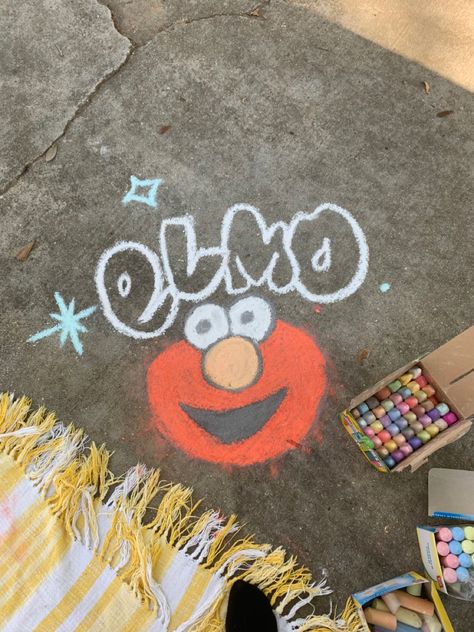 Crayons chalk Art Floor Chalk Art, Cartoon Chalk Art, Chalk Characters, Character Chalk Art, Chalk Art Characters, Chalk Art Disney, Disney Chalk Art, Chalk Ideas Disney, Disney Character Chalk Art