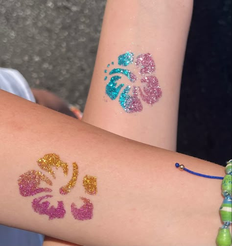 Glitter Tattoo Summer, Glitter Tattoo Aesthetic, Summer Aesthetic 2000s, Hawaiian Gyaru, Cute Summer Tattoos, Sun Kissed Aesthetic, Glitter Tattoo Ideas, Coconut Girl Nails, Summer Beach Friends