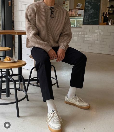 Beige Sweater Outfit, European Mens Fashion, Winter Casual Outfit, Mens Fall Outfits, Photos Of Men, 1970s Men, Casual Outfit Idea, Fashion Ads, Casual Menswear