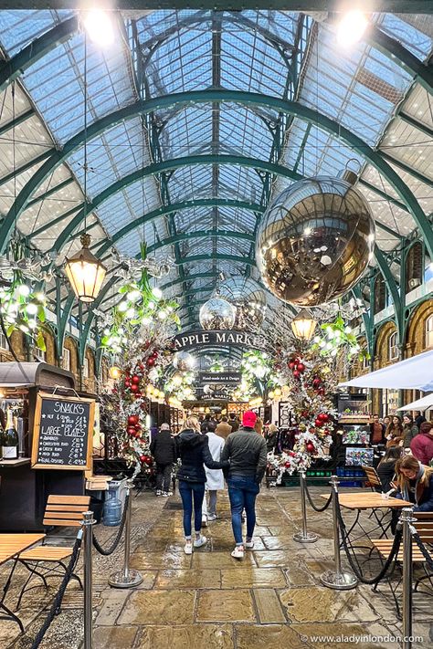 Apple Market in Covent Garden, London at Christmas Apple Market London, Camden Market Christmas, London Manifestation, London Christmas Tree, Christmas Itinerary, London Xmas, London Christmas Market, Kensington Gardens London, London At Christmas