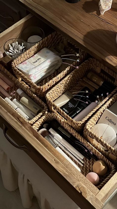 Dresser Organization Aesthetic, Organising Aesthetics, Organized Home Aesthetic, Hairclip Organizer, Small Bedroom Ideas Storage, Organize Aesthetic, Organizing Aesthetic, Organized Aesthetic, Organizer Aesthetic