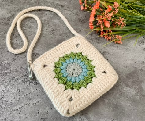 Making a granny square bag: Sunburst granny square - KnitcroAddict Crochet Purse Pattern Free, Crochet Cowl Pattern, Crochet Bag Tutorials, Handbags Patterns, Granny Square Bag, Crochet Pouch, Bag Pattern Free, Crochet Handbags Patterns, Crochet Purse Patterns