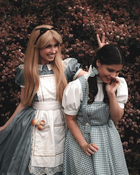 In a world of our own shot by blaqk.rabbit tracihines and ladyy.lilith inspired by a very curious artwork by helen green. Alice And Dorothy, Sister Costumes, Helen Green, Dorothy Wizard Of Oz, Dorothy Costume, Alice Cosplay, Oz Movie, Photoshoot Editorial, Alice In Wonderland Illustrations