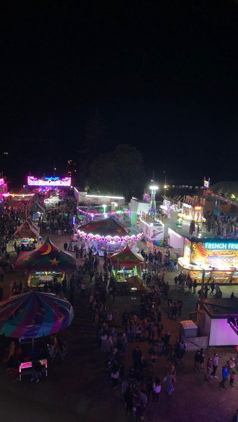 Uk Fairs At Night, County Fair Aesthetic Night, Fair At Night, Fair Aesthetic, Carnival Date, Fair Pictures, Park Wallpaper, Fair Rides, Picture Lights