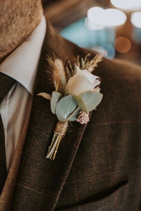 White rose grooms buttonhole with dried flowers and leaves on lapel of brown tweed grooms suit. Rustic Wedding Buttoniers, Buttoniere Wedding Groomsmen, Buttonholes Wedding Rustic, Dark Boutonniere, Dried Flower Button Holes, Rustic Boutineers, Boho Buttonholes, Copper Boutonniere, Autumn Buttonholes