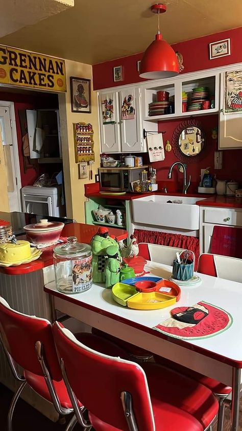 Retro Kitchen Ideas 1950s Farmhouse, 2000s Kitchen, 60s Lifestyle, Diner Style Kitchen, Diy Retro Decor, Retro Kitchen Tables, 1980s Kitchen, 50s Kitchen, 70s Kitchen