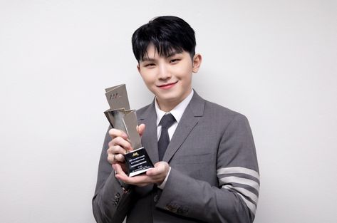 SEVENTEEN Woozi was announced as the "Best Producer" at the 2021 Asia Artist Awards (AAA), becoming the youngest to win the said award. Congratulations, SEVENTEEN Woozi! #SEVENTEEN #Woozi #BestProducer #2021AAA #AAA2021 #2021AsiaArtistAwards #세븐틴_AAA_수상_축하해 Bang Si-hyuk, Korean Age, Woozi Seventeen, Asia Artist Awards, Seventeen Album, Event Hosting, 28 Years Old, Pledis 17, Awards Ceremony