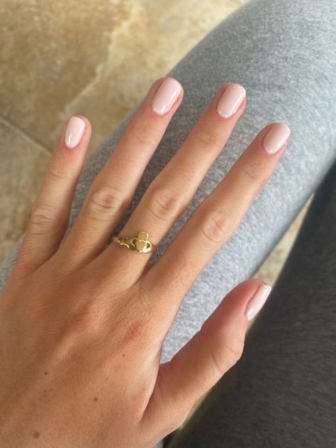 Aesthetic Square Nails Short, Square Oval Short Nails, Clean Short Nails Look, Short Nails Clean Girl, Clean Nails Aesthetic Short, Clean Short Nails Aesthetic, Wedding Nails Short Square, Short Squoval Nails Natural, Clean Girl Manicure