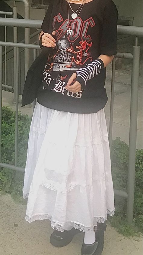 Maxi Skirt Outfit Grunge, Long Grunge Skirt, Grunge Long Skirt, Long White Skirt Outfit Ideas, White Skirt Outfits, Outfit Grunge, White Long Skirt, Long Skirt Outfits, Maxi Skirt Outfits