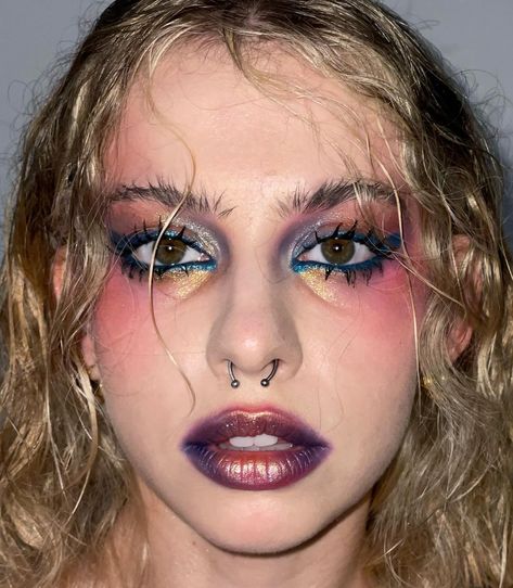 Makeup Look Y2k, Aesthetic Fairy Makeup, Messy Makeup Aesthetic, Edgy Eyeliner, Stylish Eyeliner, Trendy Eye Makeup, Euphoria Inspired Makeup, Eyeliner Tutorials, Eyeliner Graphic