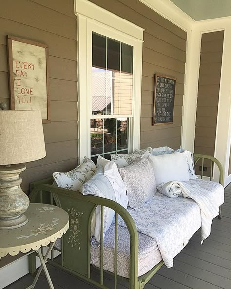 Love the daybed on the porch eclecticallyvintage.com Barndominium Porch, Modern Farmhouse Front Porch, Farmhouse Front Porch Decorating, Farmhouse Front Porch Decor, Porch Renovation, Veranda Design, Front Porch Garden, Rustic Front Porch, Farmhouse Porch Decor