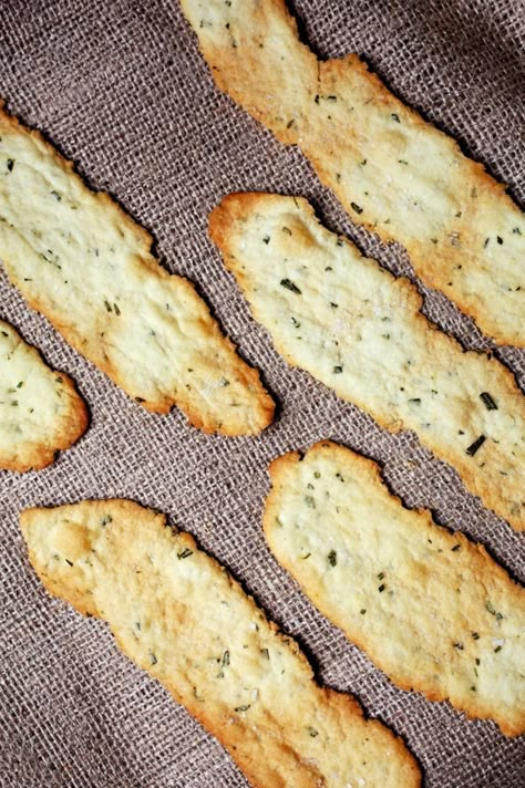 Rosemary Flatbread, Flatbread Crackers, Savoury Crackers, Savoury Biscuits, Bread Crackers, Homemade Crackers, Velvet Cupcakes, Cracker Recipes, Crumpets