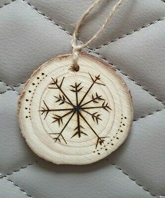 Wood Burned Snowflakes, Christmas Pyrography, Router Ideas, Pyrography Ideas, Wood Slice Decor, Wood Reindeer, Wooden Christmas Tree Decorations, Wooden Things, Wood Burn Designs