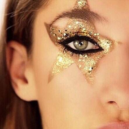 Star glitter eyes 70s Makeup Disco, Make Com Glitter, Makeup Carnaval, Sparkle Eye Makeup, Disco Makeup, Rock Makeup, Make Carnaval, 70s Makeup, Drag Make-up