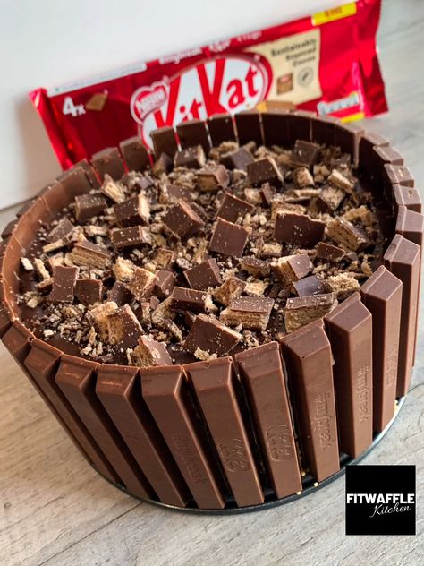 Kit Kat Dessert, Kitkat Cheesecake, Kit Kat Cheesecake, Fitwaffle Kitchen, Flake Recipes, Oven Pancakes, Kitkat Cake, Kit Kat Cake, Food Deserts