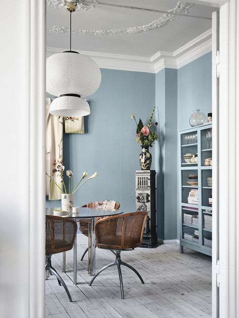 10 Perfect Scandinavian Blue Paint Colors for Your Home Light Blue Living Room, Dining Room Wall Color, Blue Walls Living Room, Scandinavian Blue, Dining Room Paint Colors, Scandinavian Dining Room, Navy Blue Living Room, Popular Living Room, Furnitur Ruang Keluarga