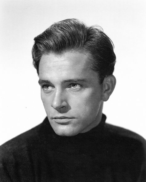 Richard Burton - He had the looks and a character all of his own. Burton And Taylor, Richard Burton, Fritz Lang, Classic Movie Stars, Old Hollywood Stars, Hollywood Icons, Hollywood Legends, Famous Men, British Actors